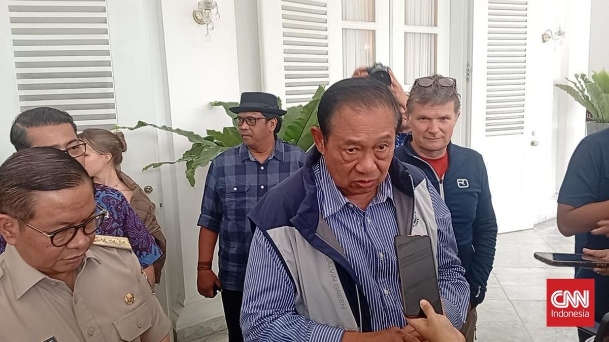 SBY dan Pramono Temani Pelukis Jerman Lukis Monas dari Balai Kota DKI