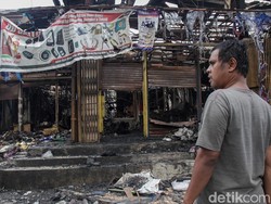 Penjual Siram Air-APAR saat Kebakaran Taman Puring tapi Api Terlalu Besar