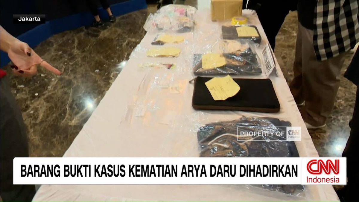 VIDEO: Barang Bukti Kasus Kematian Arya Daru Dihadirkan