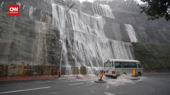 VIDEO: Air Terjun Dadakan Muncul di Hong Kong Usai Diguyur Hujan Lebat