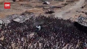 VIDEO: Pilu Ribuan Warga Gaza Berebut Bantuan Kemanusiaan dari Truk