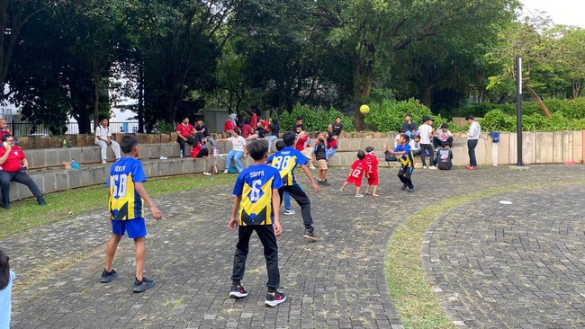 Sekelompok anak SSB mengisi waktu luang dengan bermain bola sebelum menyaksikan pertandingan Timnas Indonesia U-23 melawan Vietnam pada final Piala AFF U-23.