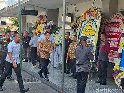 Gibran Melayat ke Rumah Duka Kwik Kian Gie di RSPAD