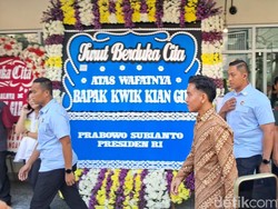 Berbatik, Gibran Sambangi Rumah Duka Kwik Kian Gie