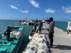 Kapal Sepudi Indah Muat Beras Bantuan Bulog 27 Ton Kandas di Raas