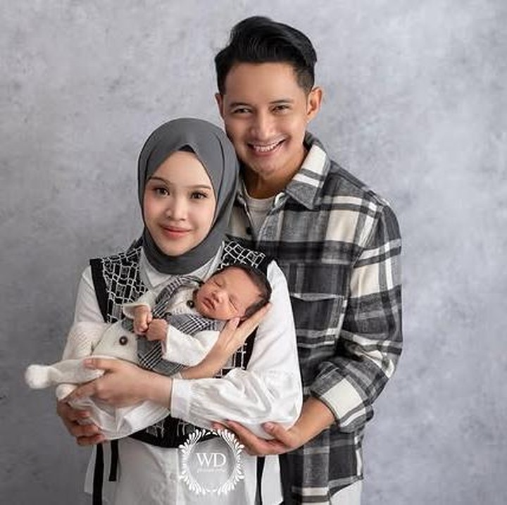 <p>Pesinetron Chand Kelvin dikenal publik lewat perannya di sejumlah sinetron dan acara televisi. Ia telah lama berkarier di dunia hiburan dan menikah dengan Dea Sahirah pada 7 Juli 2024. Pasangan ini kini dikaruniai seorang putra bernama Ahmad Cadmael Dalsher Chandegra yang lahir pada 14 Mei 2025. (Foto: Instagram @chand_kelvin)</p>