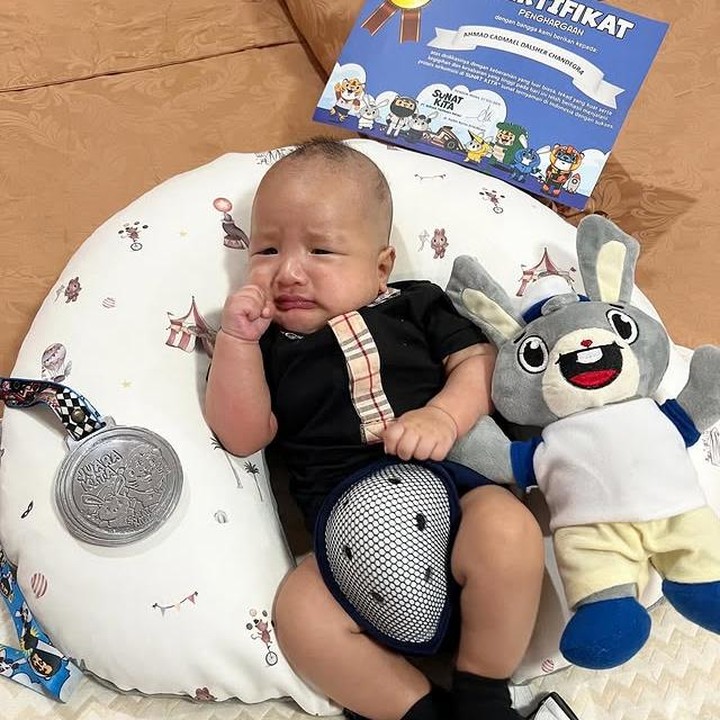 <p>Keluarga kecil ini sering membagikan momen manis mereka di media sosial, termasuk saat momen spesial anaknya menjalani sunat di usia yang masih sangat muda. Momen tersebut dibagikan langsung oleh Chand melalui akun Instagram pribadinya. (Foto: Instagram @chand_kelvin)</p>
