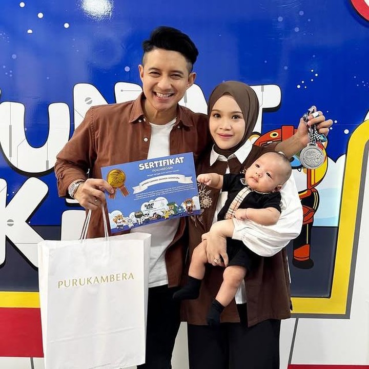 <p>Dalam foto-foto yang dibagikan, Baby Cadmael terlihat begitu menggemaskan meski baru saja menjalani prosedur sunat. Wajahnya yang polos dan ekspresi lucunya sukses mencuri perhatian banyak orang. (Foto: Instagram @chand_kelvin)</p>