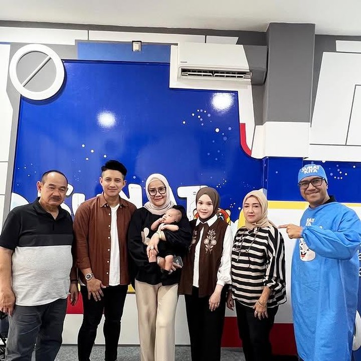 <p>Meski sudah dilakukan banyak orang tua, warganet yang terkejut dengan keputusan Chand Kelvin menyunat anaknya diusia 2,5 bulan. "Kak kenapa dikhitan masih bayi...kasihan loh," tulis @mbak_******. Akun lain juga berkomentar, "MasyaAllah, rewel enggak? Terus tummytimenya gimana ya? Terus kalau pas pipis nangis enggak? Aku tim yang enggak tegaan," tulis @prada********. (Foto: Instagram @chand_kelvin)</p>