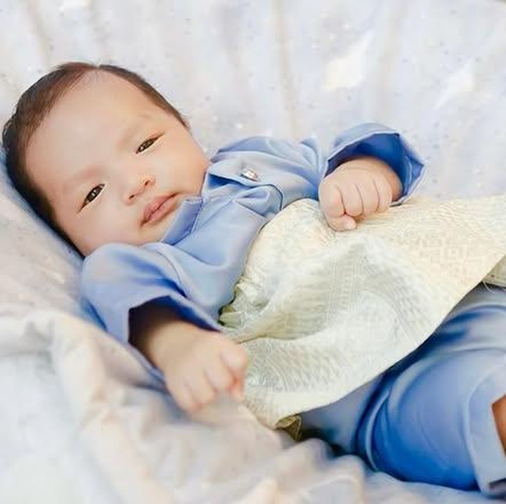 <p>Dalam unggahannya, ia menuliskan rasa syukur sekaligus sedikit candaan yang membuat warganet ikut terhibur. "Alhamdulillah di umur 2,5 Bulan Baby Cadmael udah Sunat nii.. Ditanganin sama dokter Profesional yang udah dari tahun 2005 Nyunatin orang. Trus karena kita pake paket VIP beneran dijemput pake Mobil MPV Luxury Mahal Lho kita. Dan paling penting bisa request 'bentuk' juga lho buat hasil sunatnya," tulis Chand Kelvin pada Selasa (29/07/2025). (Foto: Instagram @chand_kelvin)</p>