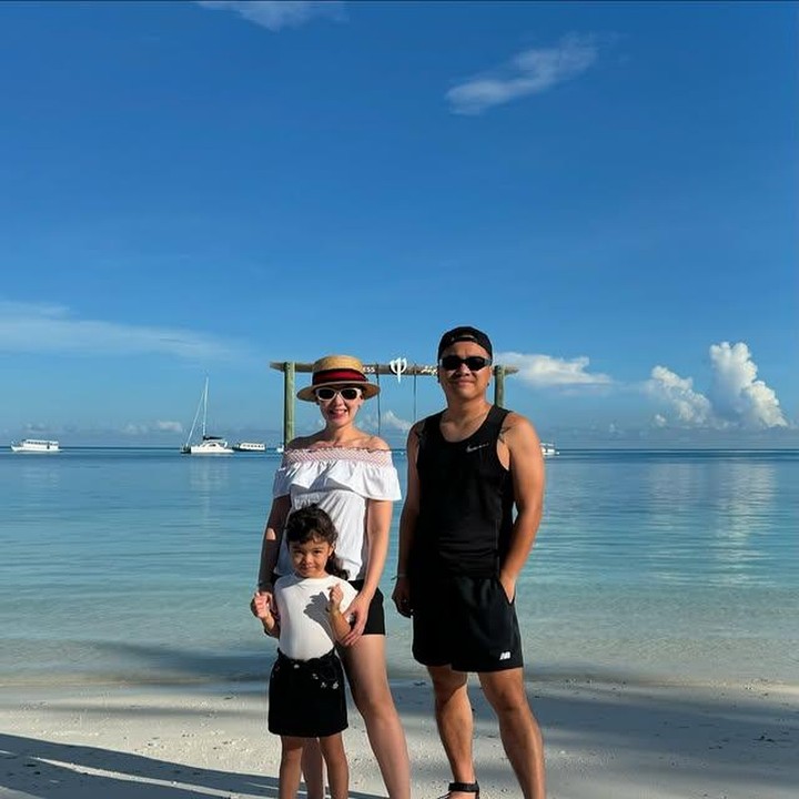 <p>Rianti Cartwright dikenal sebagai aktris cantik yang namanya melejit lewat film dan sinetron hits. Ia menikah dengan Casanova Alfonso pada tahun 2010 setelah berteman lama, dan hanya tiga bulan pacaran sebelum melanjutkan ke jenjang pernikahan. Pasangan ini dikaruniai seorang putri bernama Cara Rose. Kini, Rianti dan sang suami kerap membuat konten seru tentang keseharian rumah tangga mereka. Meski jarang tampil di layar kaca, kehadiran mereka di media sosial justru semakin disukai banyak orang. (Foto: Instagram @riantic)</p>