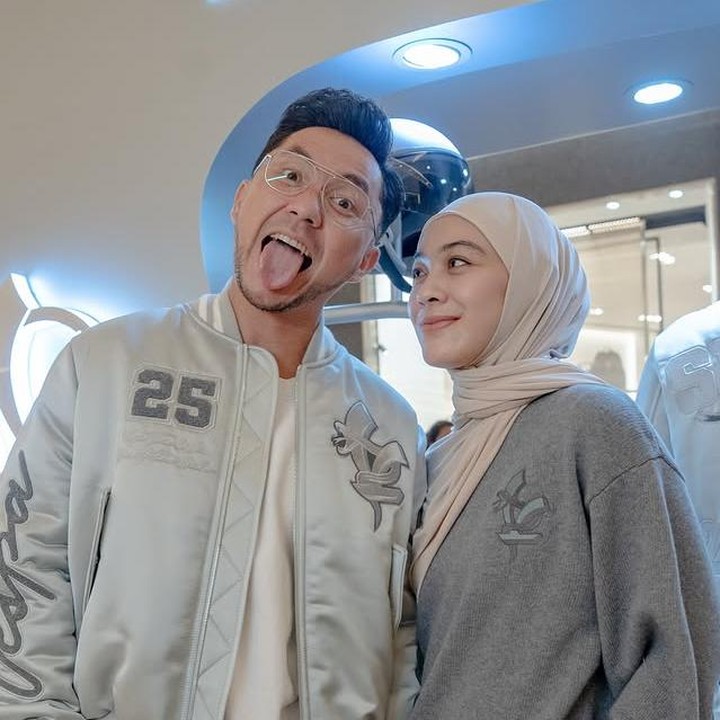 <p>Dian Ayu Lestari adalah seorang model, pemeran, sekaligus pembawa acara yang kariernya tak diragukan lagi. Ia menikah dengan Ananda Omesh dan kini memiliki tiga anak, yakni Btari Embun Anandayu, Btari Bulan Anandayu, dan Btara Langit Anandayu. Kehidupan rumah tangga mereka kerap dibagikan lewat media sosial dengan sentuhan humor khas keluarga ini. Konten komedi pasangan ini sering kali menampilkan keseruan tiga anaknya dengan penuh tawa. (Foto: Instagram @dianayulestari)</p>