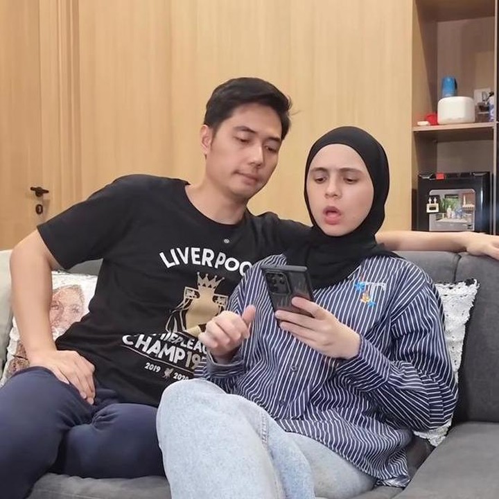<p>Presenter sekaligus penyiar radio Nycta Gina, dikenal kocak dalam kesehariannya. Ia menikah dengan Rizky Kinos pada tahun 2015 dan kini dikaruniai dua anak, Panutan Adhya Semesta Trinycta dan Lembar Putih Trinycta. Konten-konten mereka di Instagram selalu sukses mengundang tawa, apalagi saat Gina berperan seolah-olah suaminya selalu salah di matanya. "Belom pernah kelilipan konteiner apa ini matanya yaaa," tulis Gina pada salah satu unggahan Instagramnya. (Foto: Instagram @missnyctagina)</p>