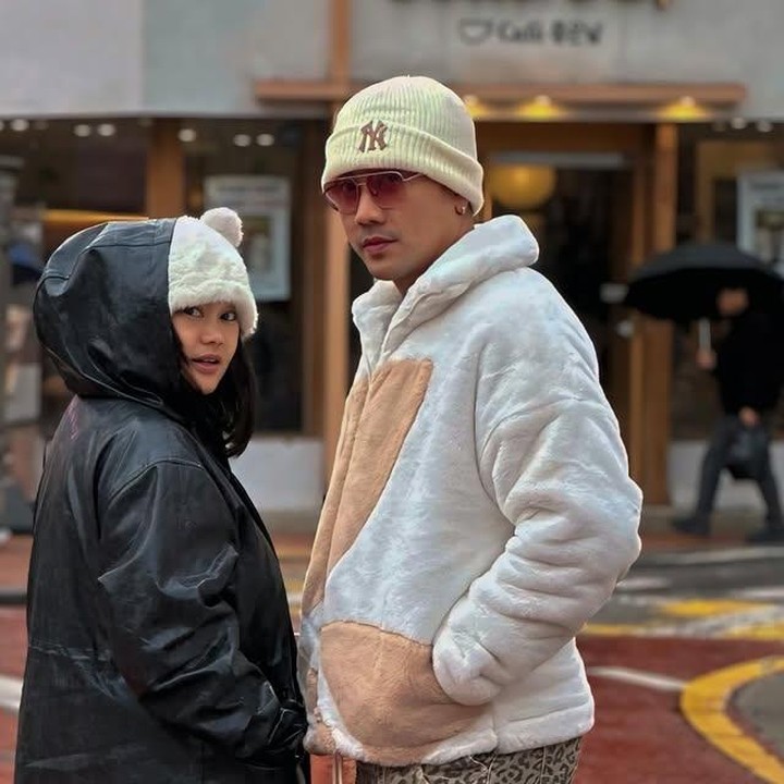 <p>Olivia Allan dan Denny Sumargo telah membina rumah tangga sejak 21 November 2020. Kehidupan mereka pun kini semakin lengkap sejak kehadiran putri tercintanya, Gabriella Allan Sumargo, yang lahir pada 27 Juli 2024. Pasangan ini dikenal piawai menghadirkan konten lucu di media sosialnya. Bunda pasti pernah melihat aksi kocak Olivia dan Denny yang sukses bikin tertawa terbahak-bahak. (Foto: Instagram @sumargodenny)</p>