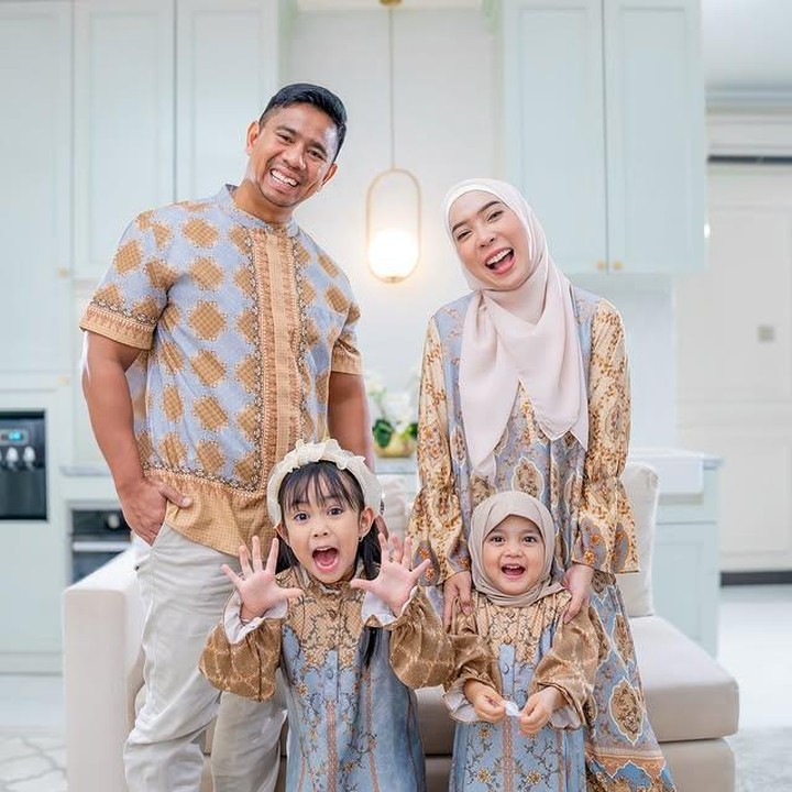 <p>Fitri Tropica, atau akrab disapa Fitrop, adalah komedian dan presenter yang terkenal dengan gaya bicaranya yang mengundang tawa. Ia menikah dengan teman semasa SMA-nya, Irvan Hanafi, dan kini memiliki dua putri, Sada Amina Hanara dan Kamya Aisa Hanara. Kedekatan mereka sejak remaja membuat Fitrop dan suaminya selalu terlihat santai bercanda satu sama lain. Konten yang mereka bagikan di media sosial pun sering kali menampilkan momen lucu bersama anak-anak. (Foto: Instagram @fitrop)</p>