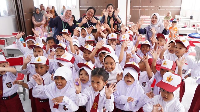 Apical membangun gedung baru bagi murid SD di Lubuk Gaung Dumai, Riau. Kini mereka terbebas dari debu dan lebih fokus belajar.