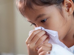 Anak Batuk Pilek, Alergi atau Infeksi Virus? Ini Cara Membedakannya