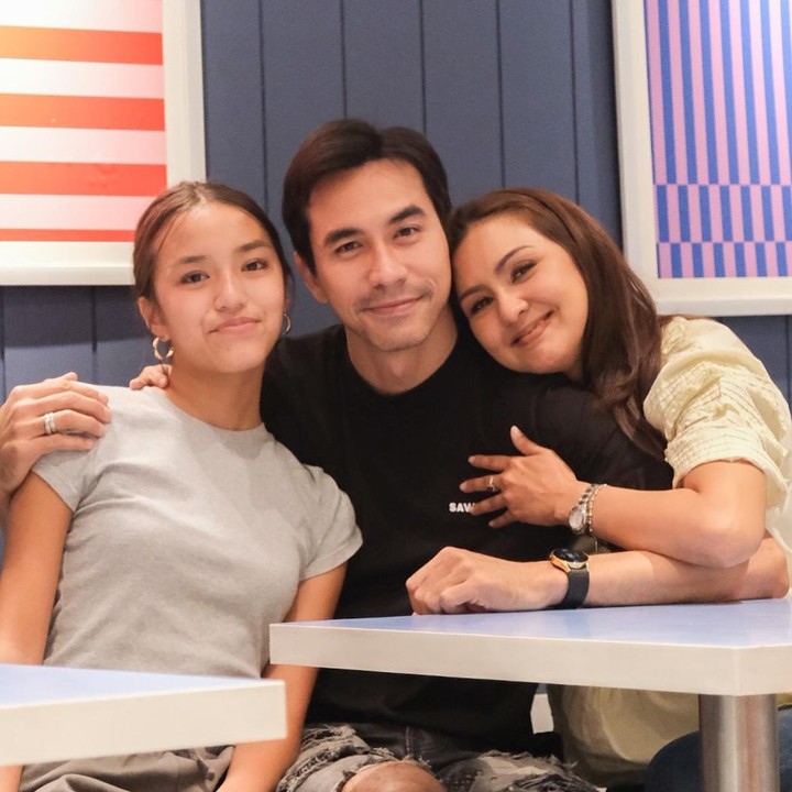 <p>Darius menikahi Donna Agnesia pada 30 Desember 2006. Pernikahan&nbsp;pasangan ini&nbsp;kemudian diwarnai dengan kehadiran tiga anak. Mereka adalah Lionel Nathan Sinathrya Kartoprawiro, Diego Andres Sinathrya, dan Queenesia Sabrina Sinathrya. (Foto: Instagram@darius_sinathrya)</p>