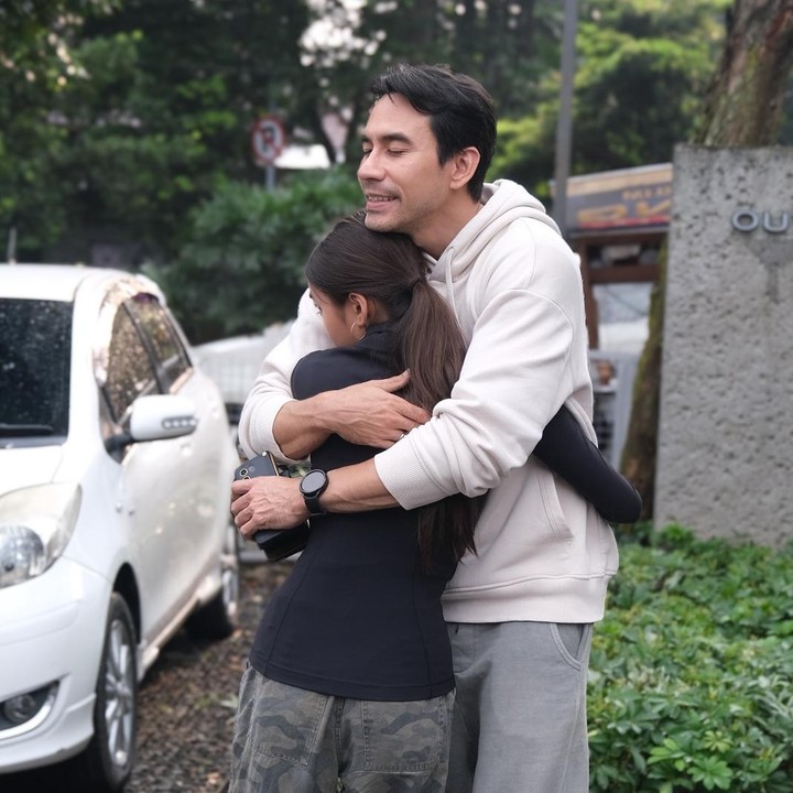 <p>Sejumlah aktor Tanah Air memiliki hubungan yang begitu dekat dengan anak perempuannya. Salah satunya adalah aktor ternama Darius Sinathrya yang sering membagikan berbagai momen bersama putri kesayangannya. (Foto: Instagram@darius_sinathrya)</p>