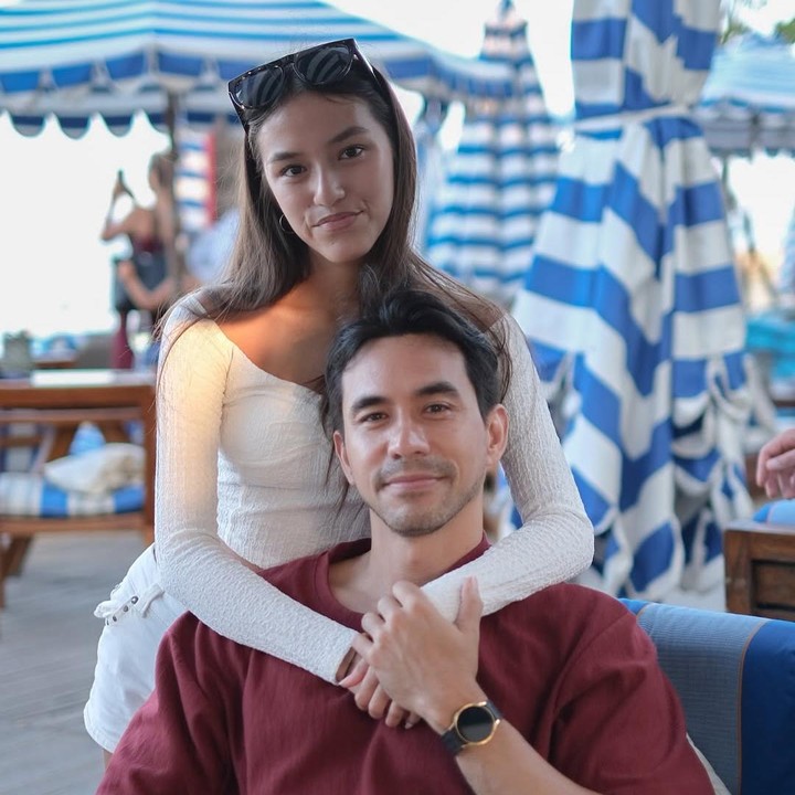<p>Misalnya saja seperti foto terbarunya berikut ini saat mereka menikmati liburan bersama. Banyak juga netizen yang mengatakan wajahnya mirip dengan sang ayah. &ldquo;Cantik sekali Sabrina,&rdquo; tulis akun <em>@alima_****.</em> &ldquo;Plek ketiplek bangett!!&rdquo; tulis akun <em>@aa_dina****.</em> &ldquo;Muka papa Darius banget,&rdquo; tulis akun <em>@yeniagus****.</em> (Foto: Instagram@darius_sinathrya)</p>