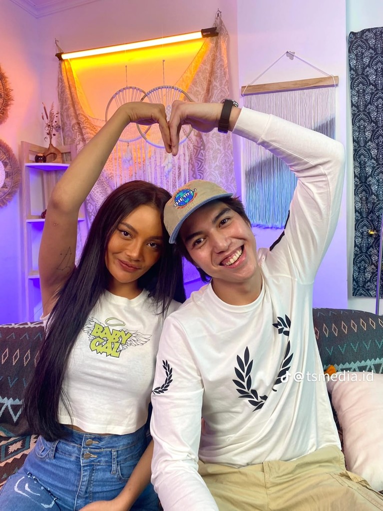 El rumi El Rumi dan Erika Carlina