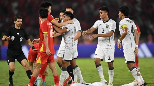 Luka di Leher Bintang Vietnam U-23 Jadi Sorotan Usai Tekuk Indonesia Media Vietnam, Soha, menyoroti soal luka di leher pemain timnas Vietnam U-23 Nguyen Dinh Bac usai melawan Indonesia di final Piala AFF U-23 2025.
