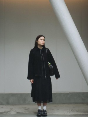 Get The Look: Inspirasi Outfit Serba Hitam untuk ke Kampus ala Satine Zaneta