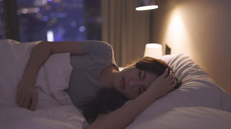 Asian woman lose sleep on the bed at night