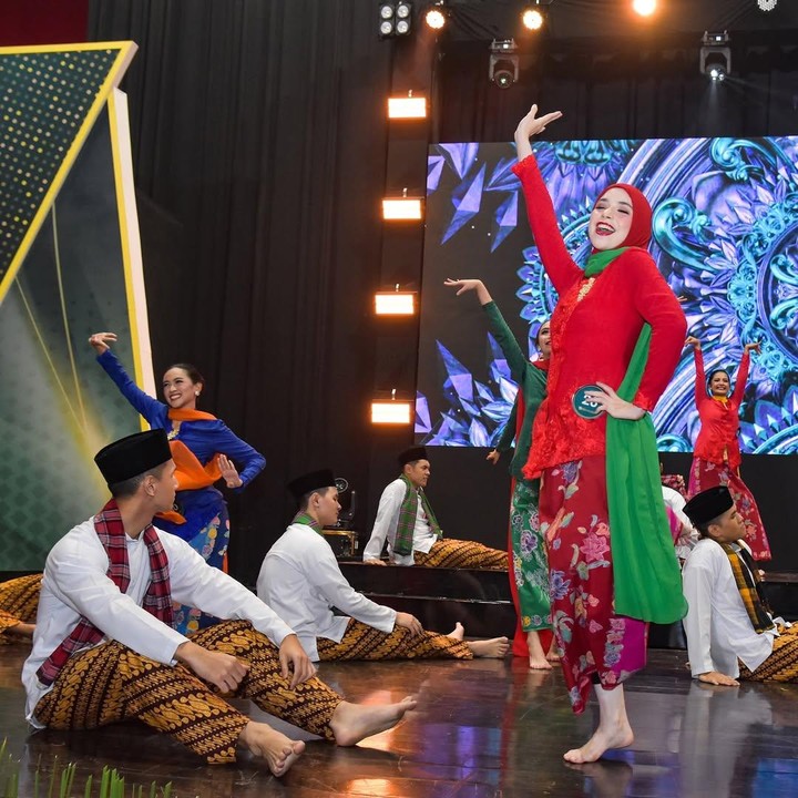 <p>Dalam pemilihan Abang None Jakarta Selatan 2025 kali ini, Isabel tampaknya ikut unjuk bakat di atas panggung. Sambil mengenakan pakaian adat Jakarta, perempuan 19 tahun ini terlihat menari bersama para finalis lainnya.</p>