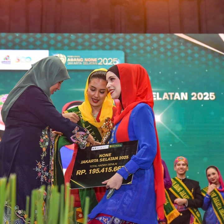 <p>Putri Ayu Azhari, Isabel Azhari, kembali menorehkan prestasi. Isabel baru saja menang dalam pemilihan Abang None Jakarta Selatan 2025. Sebelumnya, Isabel sempat mengungkap bahwa dirinya menjadi salah satu finalis kontes pencarian duta pariwisata DKI Jakarta itu, Bunda. (Foto: Instagram @isabel.azhari)</p>