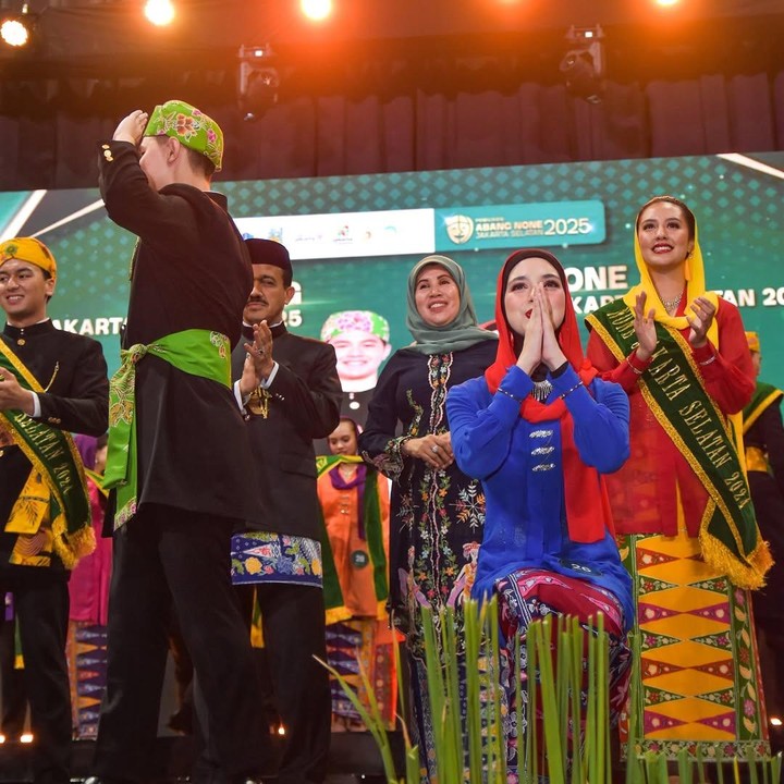 <p>Sebelumnya, Isabel sempat membagikan aktivitasnya selama menjadi finalis Abang None Jakarta Selatan. Selain menjalani pemotretan, Isabel juga sempat mengikuti latihan table manner hingga melakukan kunjungan ke stasiun TV. (Foto: Instagram @isabel.azhari)</p>