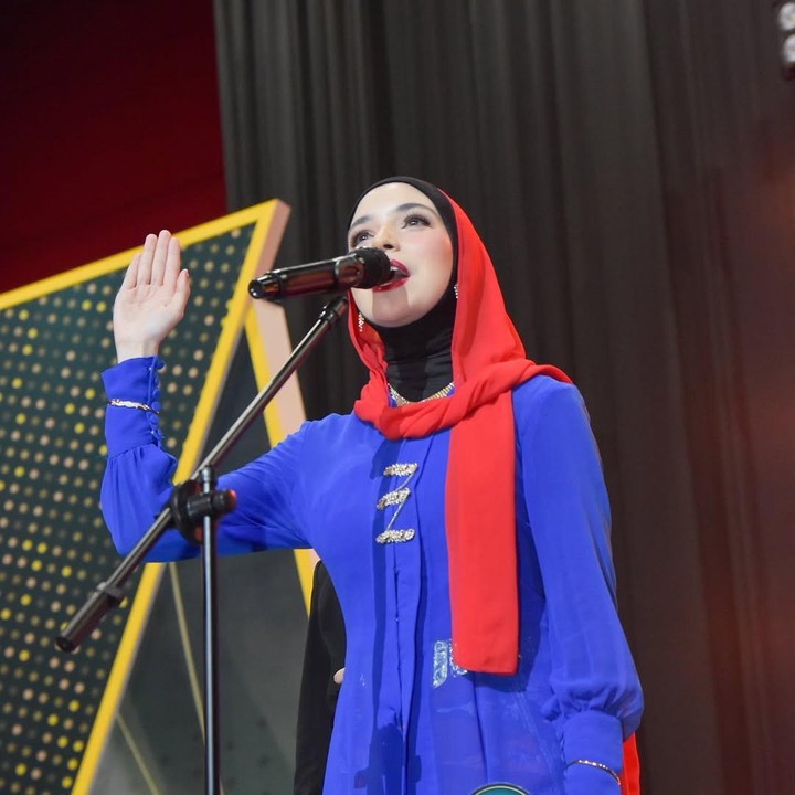 <p>Melalui unggahan di Instagram, Isabel membagikan potret acara pemilihan Abang None Jakarta Selatan 2025. Dalam acara ini, Isabel tampil cantik mengenakan pakaian adat Jakarta, seperti Kebaya Encim berwarna cerah. (Foto: Instagram @isabel.azhari)</p>