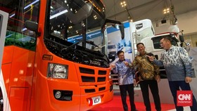 Kolaborasi Isuzu dan Transjakarta dengan Penyerahan 53 Unit ELF NQR B