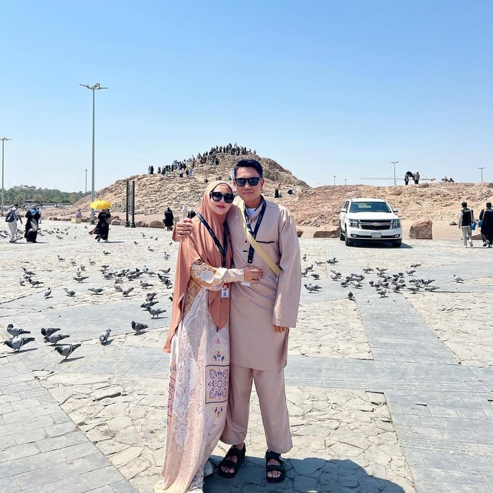 <p>Ia bersama suami TNI mengunjungi beberapa tempat bersejarah di Mekkah, salah satunya adalah Bukit Arafah. Perempuan 36 tahun ini pun tak ingin melewatkan kesempatan foto bersama suami dengan latar belakang Jabal Rahmah.&nbsp;(Foto: Instagram@julianamoechtar)</p>