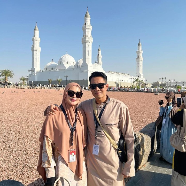 <p><em>Postingan</em> tersebut pun langsung diramaikan netizen yang turut mendoakan agar keduanya lancar menjalani umrah. &ldquo;MasyaAllah tabarakallah bunda, semoga menjadi umrah yang mabrur dan penuh berkah. Doakan kami juga yaa,&rdquo; tulis akun <em>@tahfidzquran.offi****.</em> &ldquo;MasyaAllah Tabarakallah,&rdquo; tulis akun <em>@inongdja****.&nbsp;</em>(Foto: Instagram@julianamoechtar)</p>