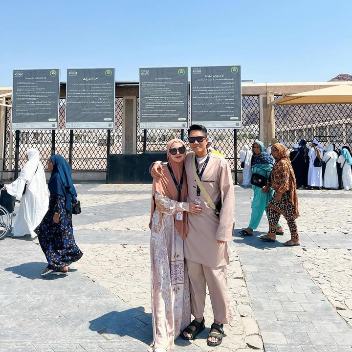 <p>Menjalani ibadah ke Tanah Suci menjadi keinginan hampir semua umat muslim. Salah satu pasangan artis yang tengah menjalani ibadah umrah bersama adalah Juliana Moechtar dan Nur Wahyudi. (Foto: Instagram@julianamoechtar)</p>