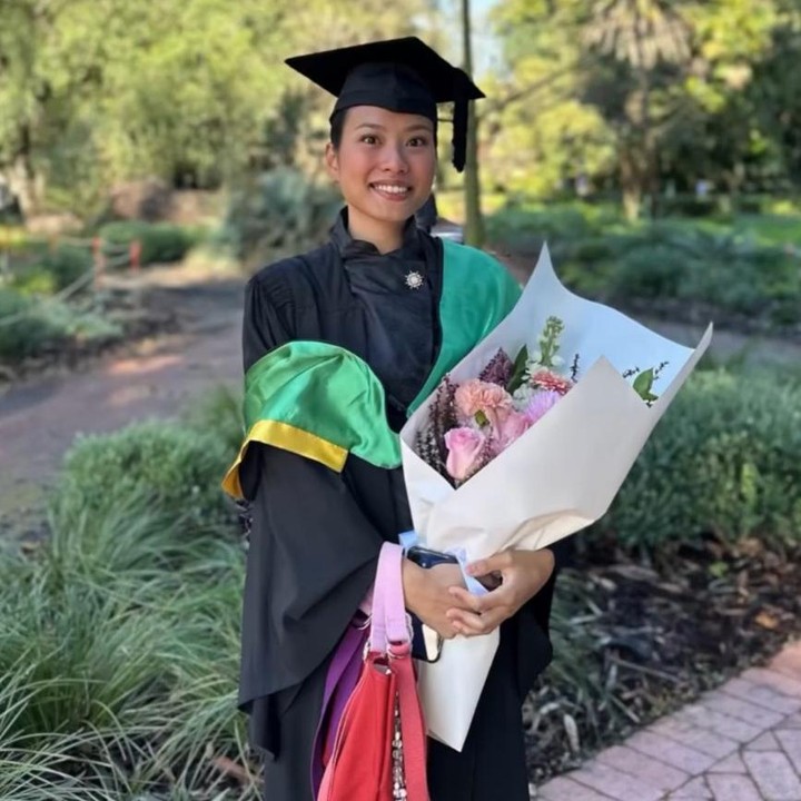 <p>Kebahagiaan tengah menyelimuti Kayla Zefanya Dermawan putri Becky Tumewu yang baru saja menerima gelar B.Sc dari University of Western Australia. Kabar tersebut dibagikan langsung melalui beberapa foto yang diunggah sang Bunda. (Foto: Instagram@becktum)</p>