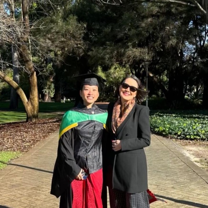 <p>Namun, kini ia bersyukur dapat kesempatan terbang ke Australia dan menyaksikan langsung sang putri menerima penghargaan <em>honour degree.</em> &ldquo;Tetapi tahun ini kami bersyukur atas berkat Tuhan yang luar biasa: Kesempatan untuk menyaksikan langsung saat Kayla menerima &lsquo;<em>Honours Degree&rsquo;-</em>nya,&rdquo; ungkapnya.&nbsp;(Foto: Instagram@becktum)</p>