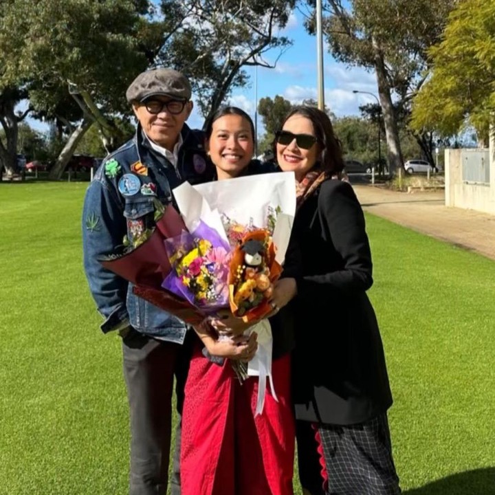 <p>Tidak sendirian, Becky juga hadir bersama sang suami Johannes Theodorus Dermawan. Mereka pun tak lupa mengabadikan foto bersama di hari spesial putrinya. &ldquo;Bachelor Of Science With Honours, Kayla Zefanya Dermawan,&rdquo; tulis Becky.&nbsp;(Foto: Instagram@becktum)</p>