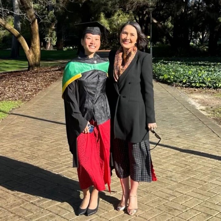 <p>Pada <em>postingan</em> tersebut, Becky menceritakan bahwa tahun lalu tidak dapat menghadiri acara wisuda sarjana sang putri karena harus menjalani operasi. &ldquo;Tahun lalu Kayla diwisuda untuk kelulusan S1-nya. Mama gagal hadir karena retina mata lepas dan harus menjalani operasi segera,&rdquo; ujar Becky, dikutip dari laman Instagram <em>@becktum,</em> Rabu (30/7/2025).&nbsp;(Foto: Instagram@becktum)</p>
