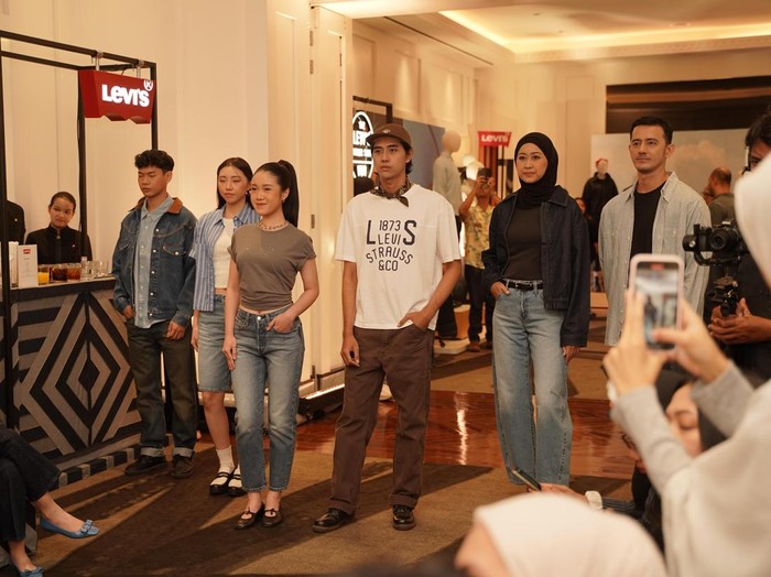 Levi's
