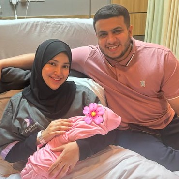 Selamat, Yislam Jaidi dan Miskah Shafa Dikaruniai Anak Pertama Perempuan
