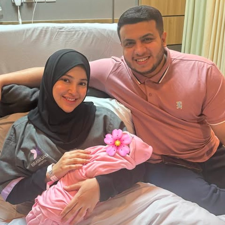 <p>Adik Fadil dan Yislam, Dilla Jaidi juga mengunggah potret saat sang kakak dan istrinya bersama sang putri yang baru lahir. Ia menuliskan doa dan harapannya untuk anak Yislam dan Miskah. "Semogaaa menjadi anak yg sholehah, sehat, berbakti kpd org tua, dan selalu dalam lindungan Allah @miskashf @yislamaljaidi," tulis Dilla. (Foto: Instagram @miskashf)</p>