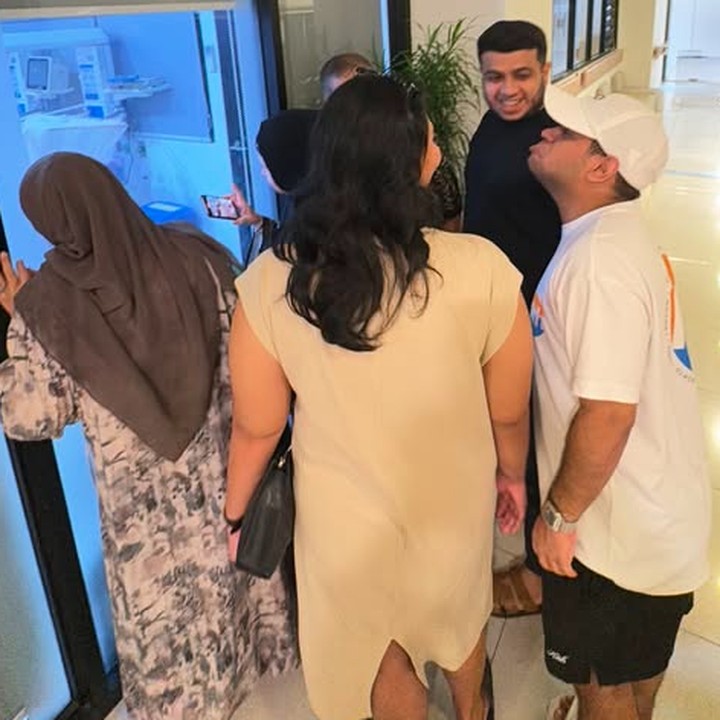 <p>Keluarga Fadil tampak begitu bahagia menyambut kelahiran anggota baru di keluarga. Hal ini dapat terlihat dari potret saat Fadil dan keluarganya yang tampak bahagia saat melihat putri Yislam dan Miskah di ruang bayi. Dalam unggahan di Instagram Stories, Fadil juga sempat mengungkap perasaan bahagianya setelah resmi menjadi paman. "<em>Alhamdulillah</em> resmi jadi Om ges," tulisnya. (Foto: Instagram @miskashf)</p>