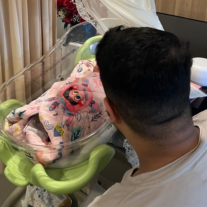 <p>Melalui unggahan di Instagram Stories, Miskah membagikan potret sang suami bersama putri kecilnya yang baru lahir. Dalam potret ini, Yislam tampak seperti sedang memandang putrinya yang berada di box bayi. (Foto: Instagram @miskashf)</p>