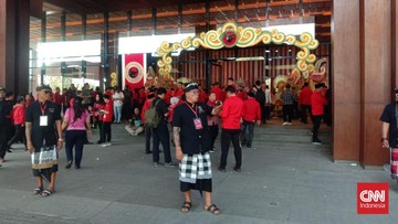 Massa Kader PDIP Mulai Penuhi Tempat Acara Bimtek Partai di Sanur Bali