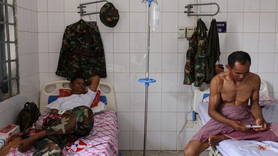 Para tentatra nan terluka antre untek mendapatkan perawatan di provinsi Oddar Meanchey, Kamboja, Rabu (30/7/2025). (REUTERS/Tyrone Siu)