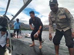 Paus Raksasa Terdampar di Pantai Temkuna TTU