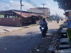 Tak Diperbaiki Pemkab, Warga Perbaiki Sendiri Jalan Rusak di Deli Serdang
