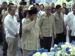 Prabowo Beri Penghormatan Terakhir ke Mendiang Kwik Kian Gie